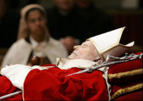 百萬信眾湧聖城瞻仰教宗遺容