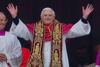 煙囪冒白煙 教堂鐘聲響 新教宗選出