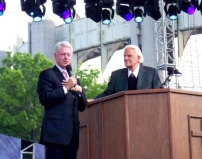 葛培理佈道會第二天：十五分鐘向青少年的講道 五次被掌聲打斷