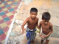 「關懷大使」劉港源鄧婉玲一行30人前往柬埔寨