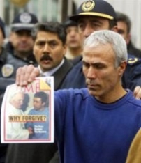 前教宗刺客阿卡昨獲釋 歷20多年頭髮成灰