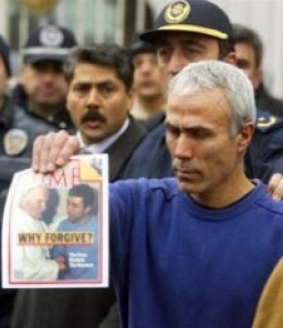 前教宗刺客阿卡昨獲釋 歷20多年頭髮成灰