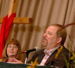 華理克牧師說明教會在愛滋病問題扮演的角色