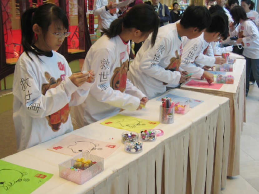 救世軍「愛心利是日 2007」啓動 豬子「百寶被」寓意積小成多集腋成裘