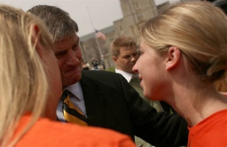 美學生有人為仇敵禱告 · 有人尋問「神在哪裏」