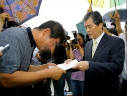 被俘虜韓國基督徒人質家屬到清真寺請求釋放