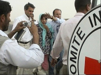 兩名被釋放女人質家屬悲喜交雜 拯救談判繼續