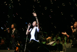 蔡元雲「孖孫」上台 「神大愛」歌曲見證感動滿場