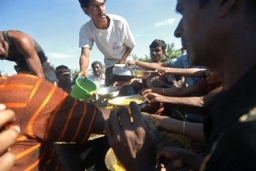 救世軍援助孟加拉颶風受災居民