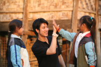 卸下偶像光環 王力宏寮國行感動上千資助人