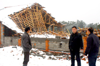 中國雪災扶貧隊伍除雪實況速遞