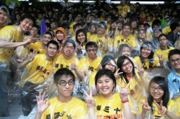 饑饉精神無懼颱風 三千營友雨下體驗貧民苦況