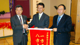 文更代表到達廣西現場參與派發大米