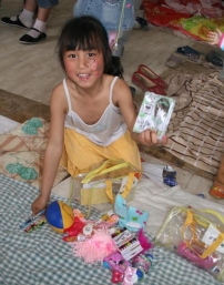 小災民黎瑤重現笑容