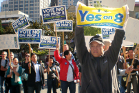 同性戀者不服八號提案向最高法院興訟