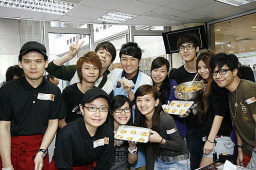 高皓正與精神病康復者親手做曲奇 為基督教機構籌款