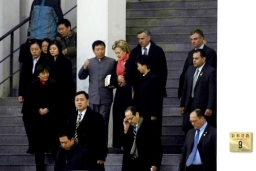 希拉莉主日於北京海澱堂與教友同做禮拜