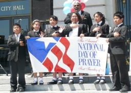 逾百人三藩市市議廳門外為國家祈禱