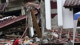 印尼蘇門答臘島7.6級地震 數以千人仍待救
