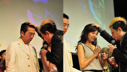 台灣明模洪曉蕾與丈夫王世均一同受洗