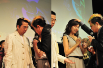 台灣明模洪曉蕾與丈夫王世均一同受洗