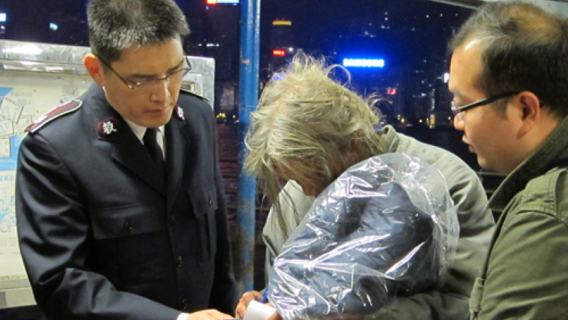 寒流襲港 救世軍給露宿者送禦寒衣物