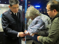 寒流襲港 救世軍給露宿者送禦寒衣物