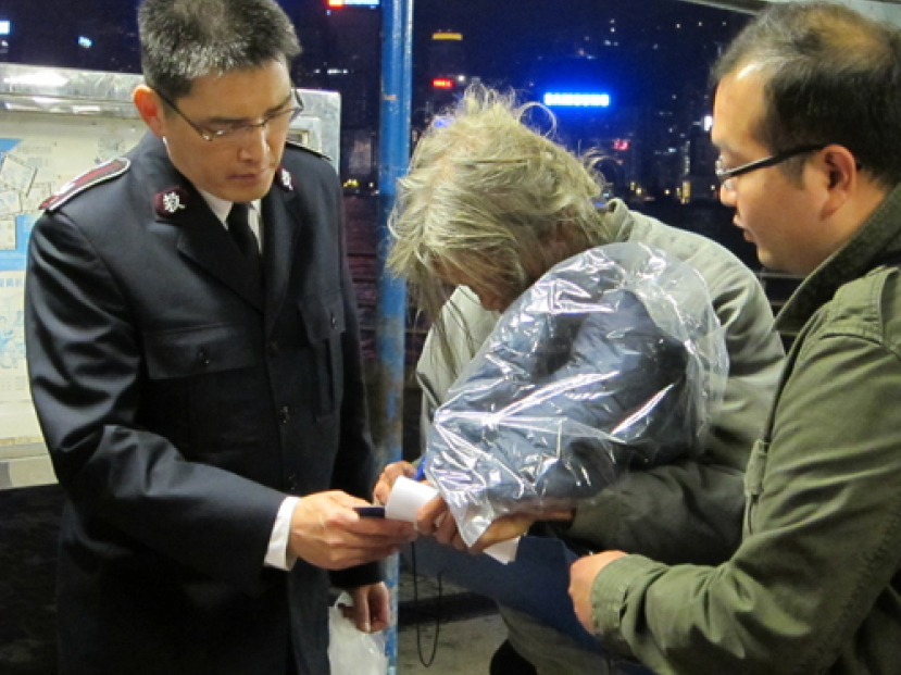 寒流襲港 救世軍給露宿者送禦寒衣物