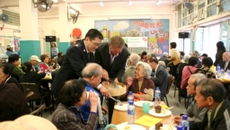 百多位獨居長者提早過豐盛聖誕