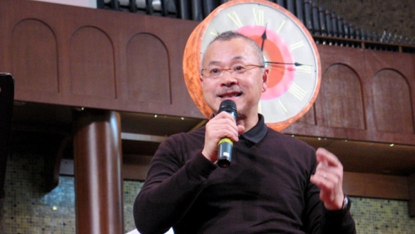 陳恩明牧師向「八十後」談火熱生命贏盡掌聲