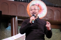 陳恩明牧師向「八十後」談火熱生命贏盡掌聲