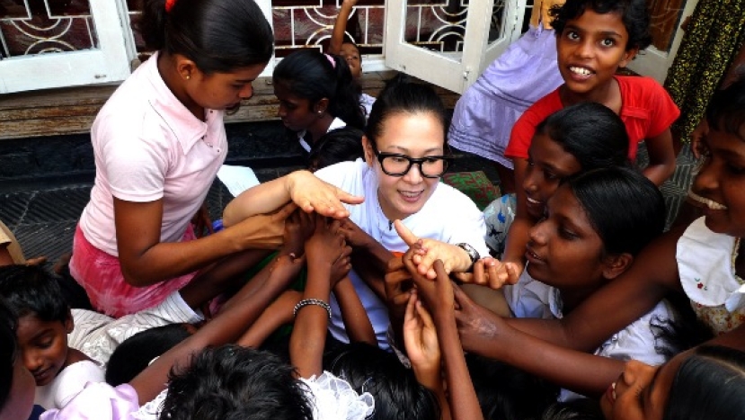 劉若英訪斯里蘭卡貧童感受良多