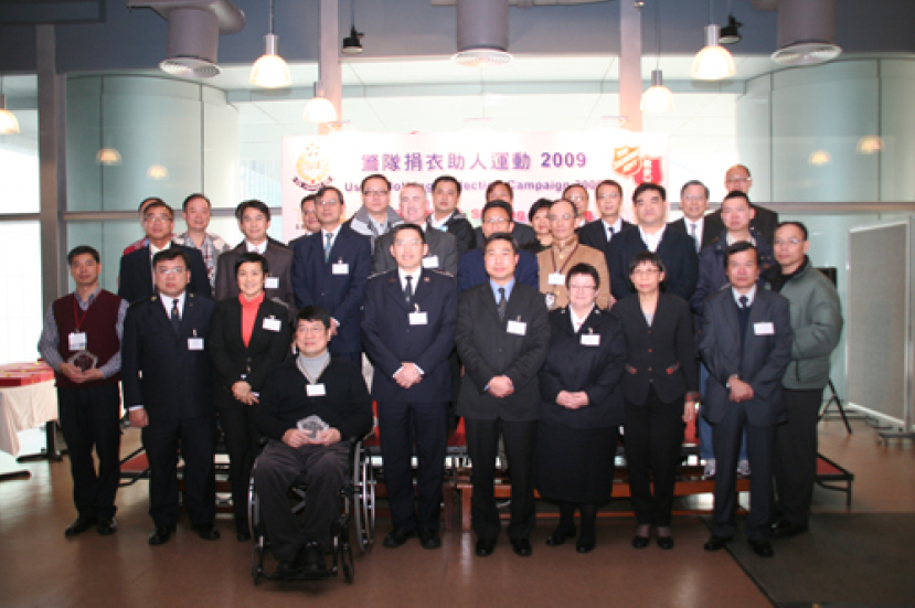 回收10萬公斤衣物 救世軍表揚警隊捐衣助人