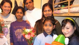 義工愛心複製魚公仔 塌樓印童重獲摯愛