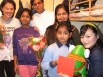 義工愛心複製魚公仔 塌樓印童重獲摯愛