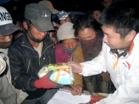 宣明會在青海省玉樹縣 向災民派發救援物資