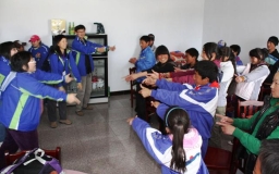 勵行會義工遠赴青海輔導災區學生 歌聲讓災童展笑臉