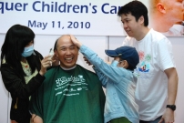 港大醫學院教授剃光頭 為癌病兒童籌款