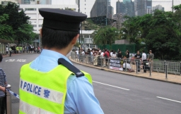 全球禱告日爆發衝突 驅趕示威者 阻止記者採訪