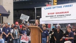 纽约数百民众世贸遗址集会 反对建清真寺