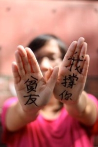 施達動員港信徒「人手一照」 提醒領袖不忘減貧承諾