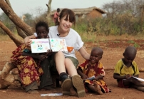 蕭亞軒隨宣明會訪肯尼亞 獲生命最美好禮物