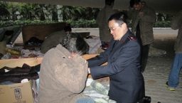 救世軍派發禦寒衣物予露宿者