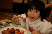 「萬寧妹妹」王允祈化身「愛‧分享」天使 與東涌兒童一同享用聖誕筵席