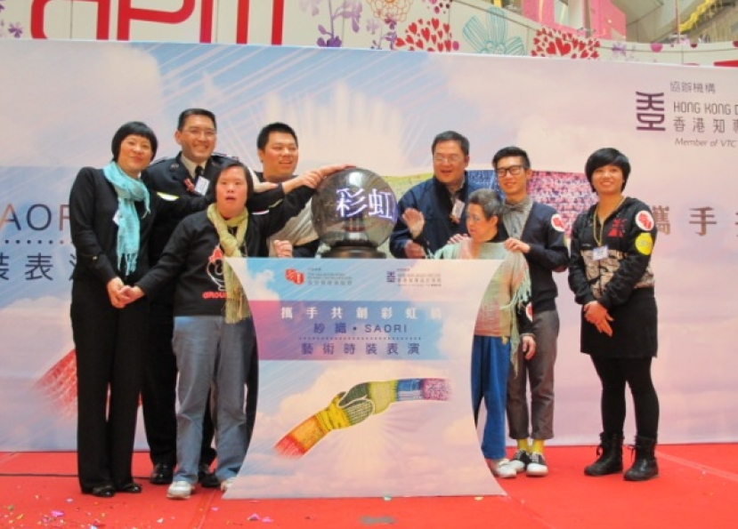 孫耀威與殘疾人士「攜手共創彩虹橋」表演紗織藝術時裝