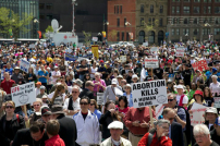 加國萬人齊集國會山反墮胎遊行