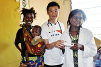 莫樹錦醫生首訪非洲　與助養囡囡會面　