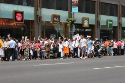 紐約同性婚姻合法首日 數千人遊行爭取公投