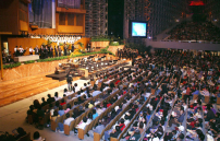 華人佈道家張伯笠水晶大教堂佈道 逾300人信主