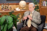 康平私下承認無人能預測世界末日